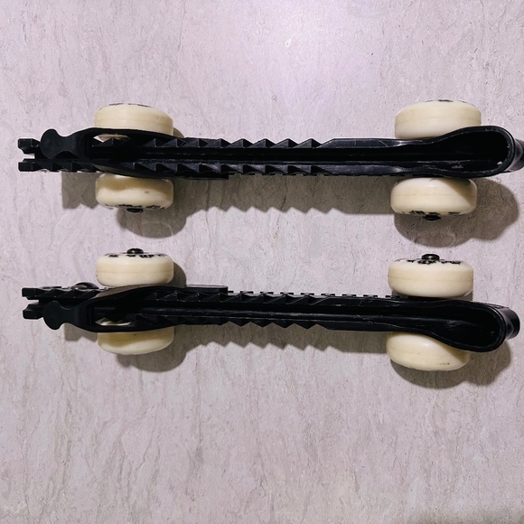 RollerGard Hockey Skate Guards with Wheels - Picture 3 of 4